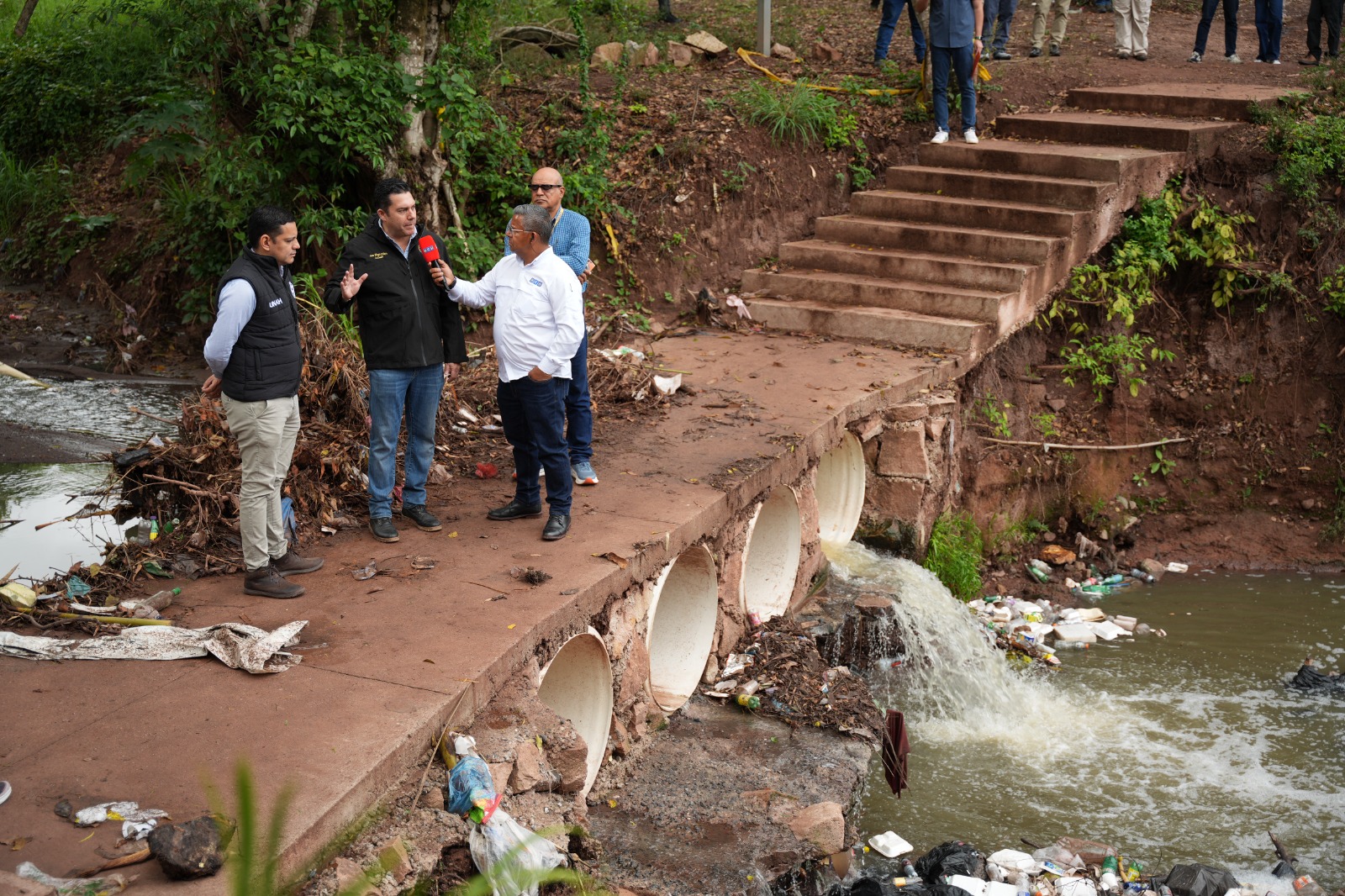 Alcalde Juan Diego Zelaya supervisa dragado en quebrada de la Villa Olímpica