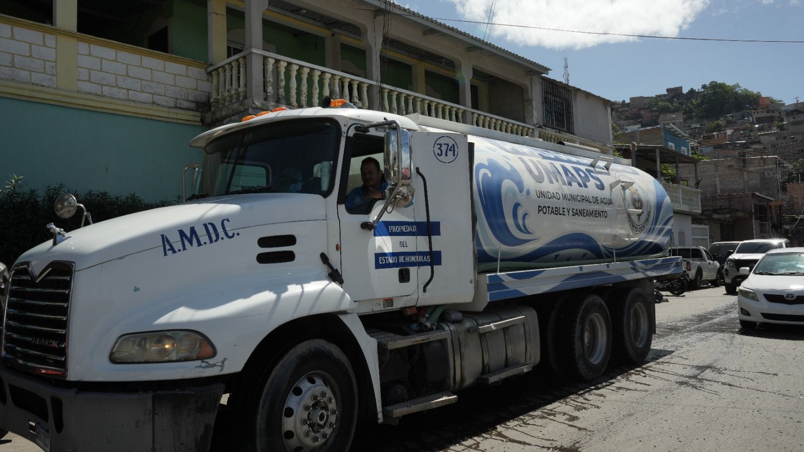 AMDC y UMAPS distribuyen más de 20 mil galones de agua potable a familias de Las Ayestas y El Bosque