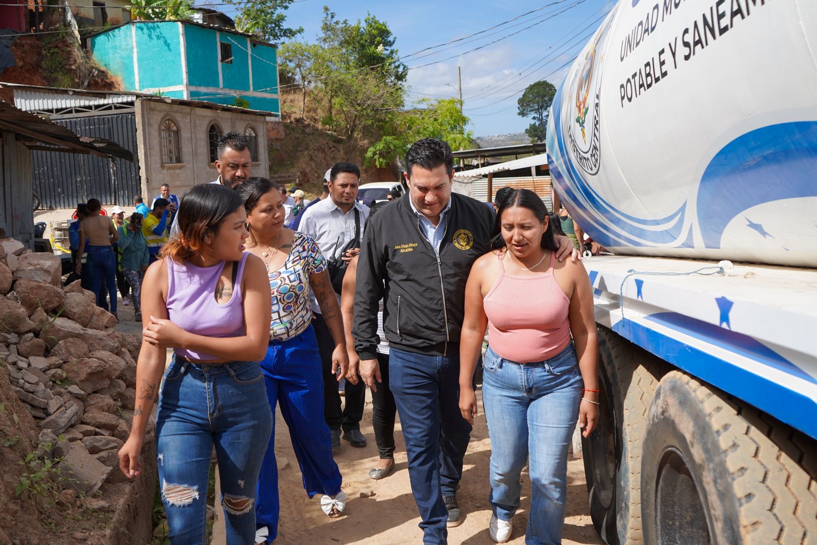 Alcalde capitalino lleva agua potable gratis a familias de la colonia Los Pinos