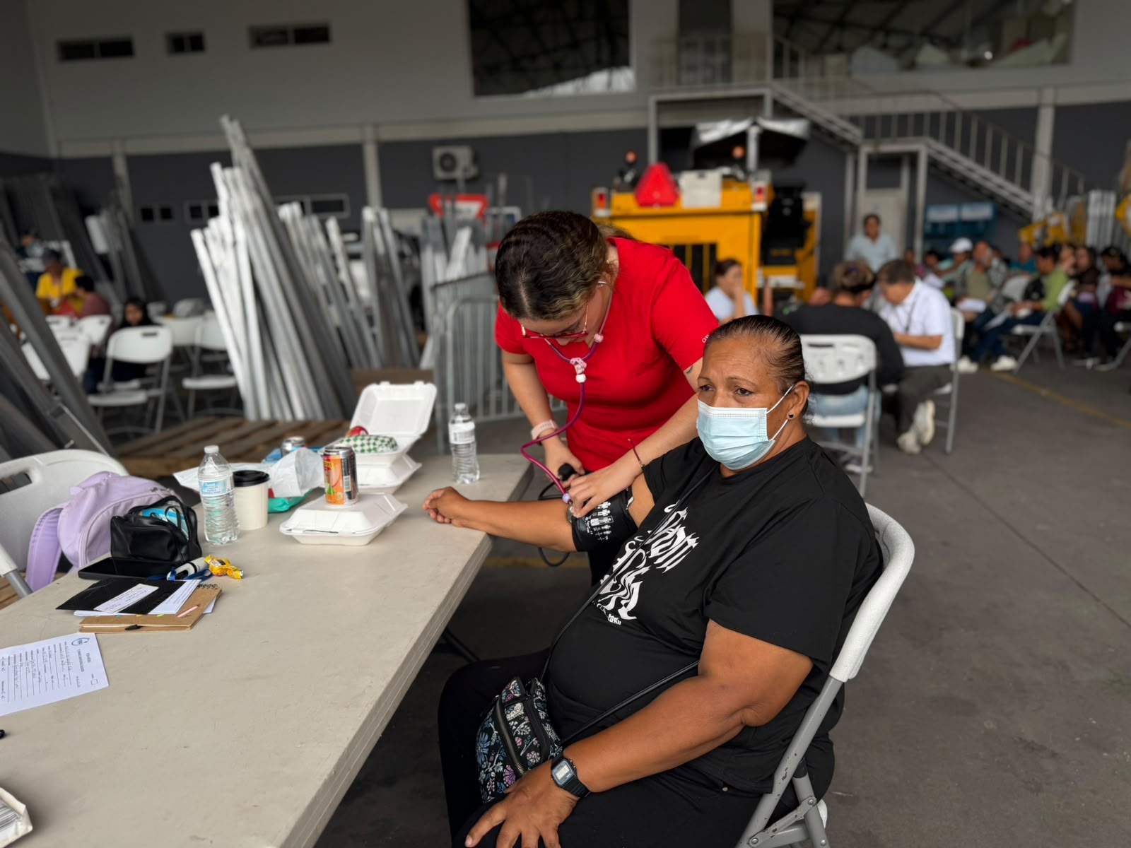 Alcaldía fortalece el bienestar del personal de microempresas de barrido con jornada integral de salud