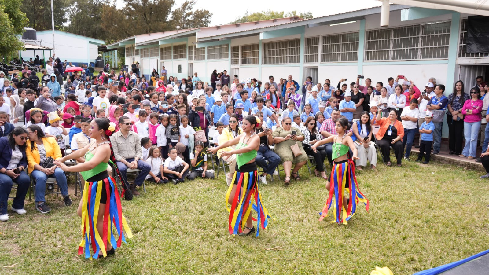 Imagen de galería de Alcaldía fomenta la lectura con homenaje a El Principito que reúne a más de 2,700 estudiantes