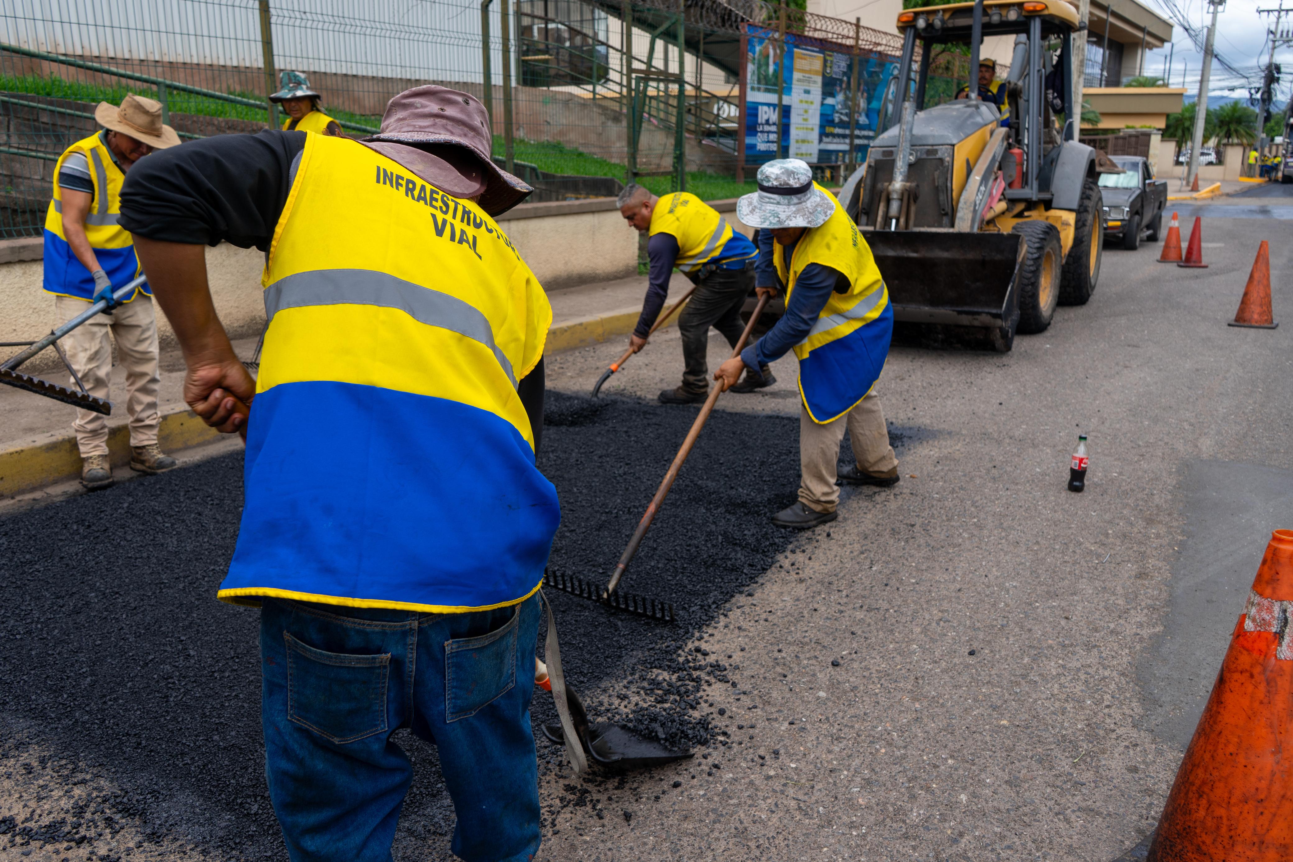 Imagen de galería de Alcaldía intensifica bacheo y rehabilitación vial en sectores estratégicos de la capital