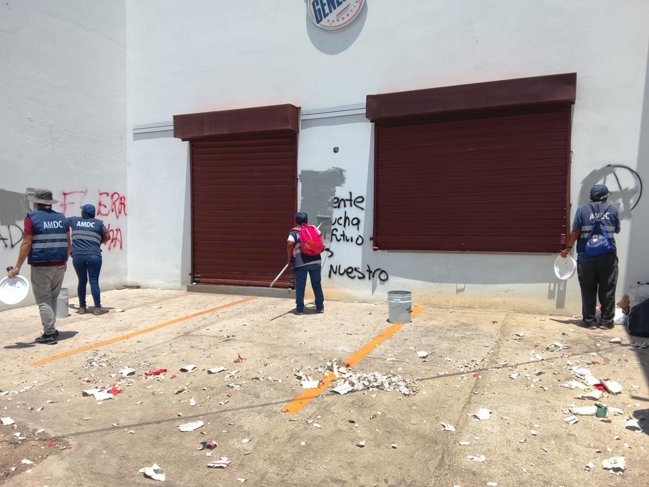 Imagen de galería de Alcaldía restaura espacios públicos tras marchas del 01 de mayo