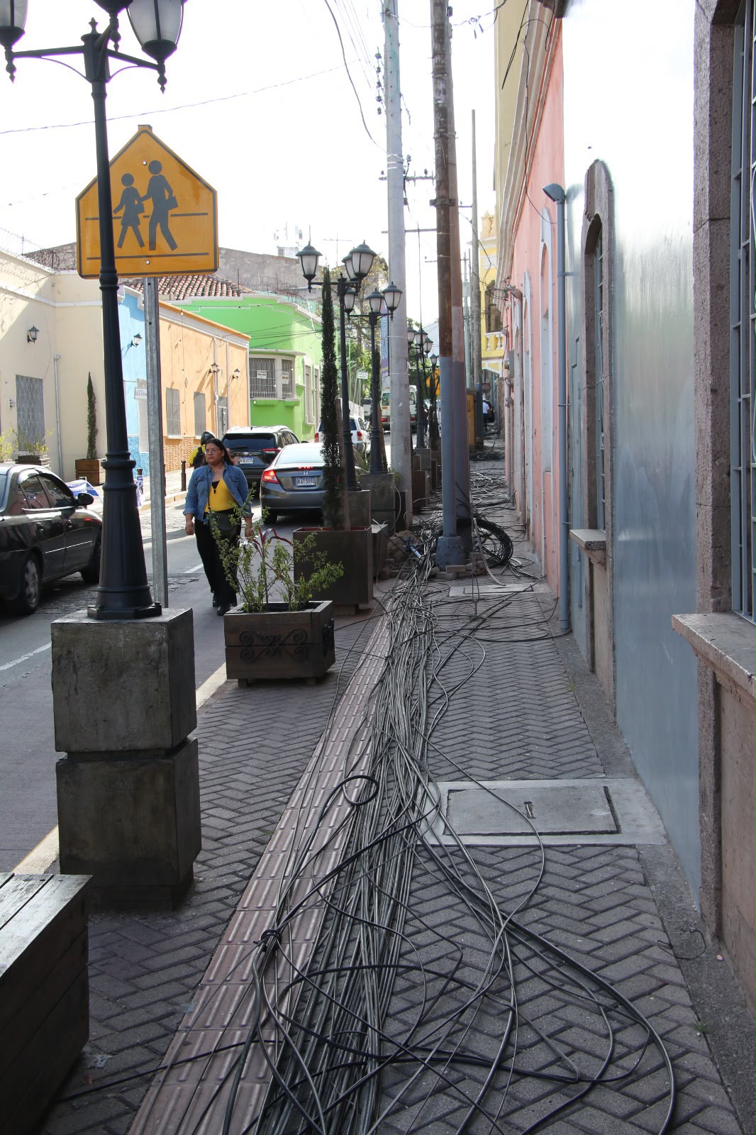 Imagen de galería de AMDC avanza en el ordenamiento del centro histórico con el retiro de postes y cableado obsoleto