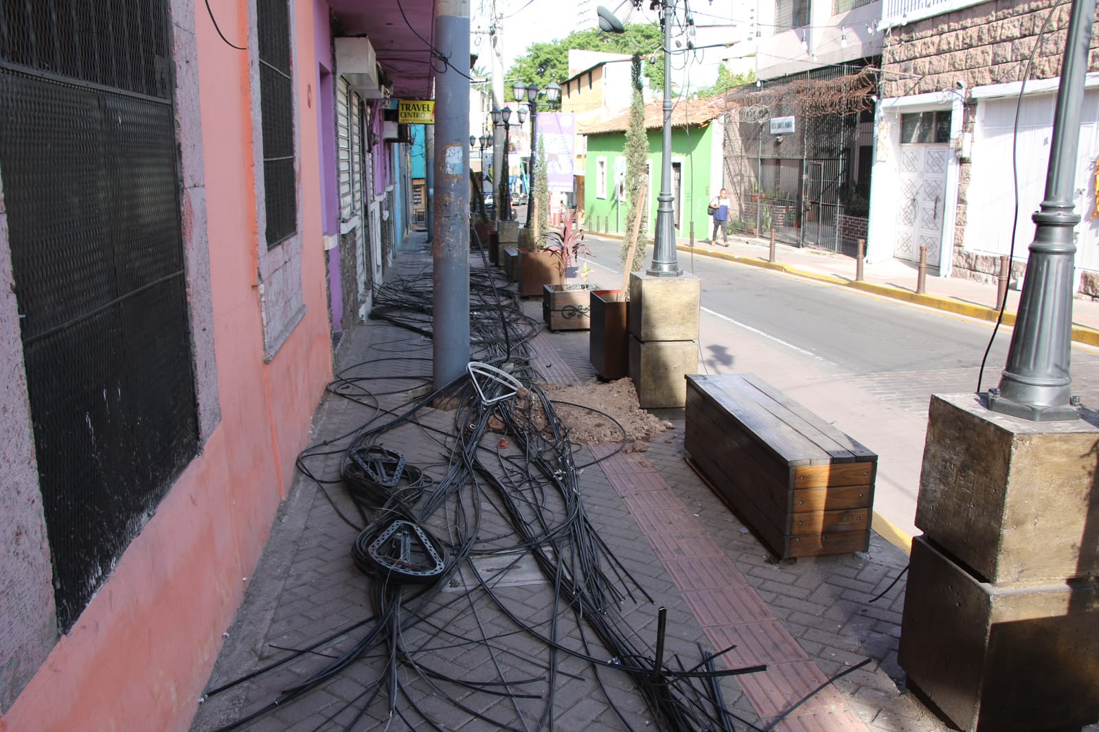 Imagen de galería de AMDC avanza en el ordenamiento del centro histórico con el retiro de postes y cableado obsoleto