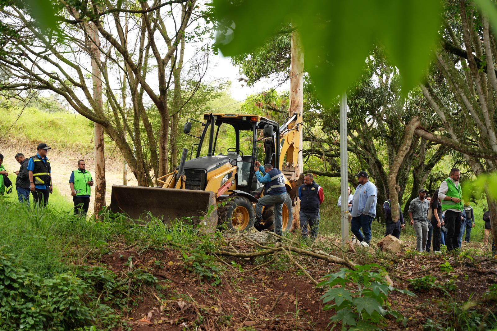Imagen de galería de Alcalde Juan Diego Zelaya supervisa dragado en quebrada de la Villa Olímpica