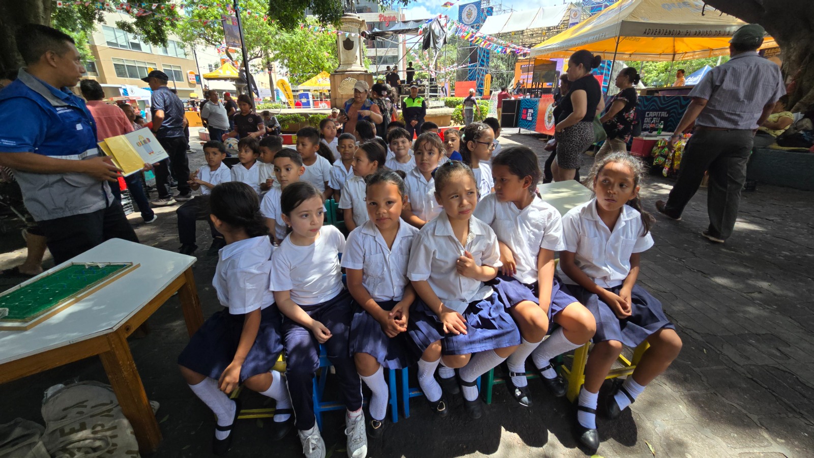 Imagen de galería de Alrededor de 400 niños disfrutan de la Biblioteca Municipal Móvil durante el FanFest Capital de Tu Pasión
