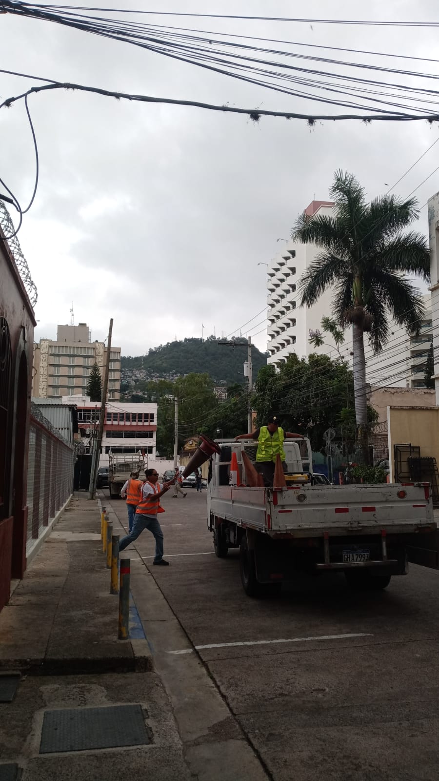 Imagen de galería de AMDC ejecuta intenso operativo de ordenamiento en Palmira y advierte que no permitirá cobros ilegales por estacionamiento