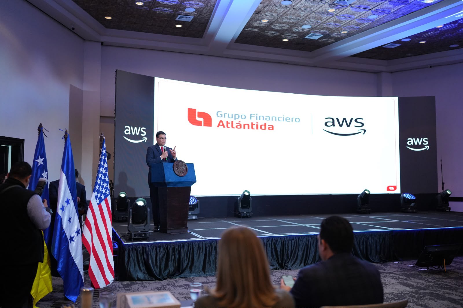 Imagen de galería de Alcalde Juan Diego Zelaya impulsa la formación tecnológica con 15,000 becas de Amazon Web Services para desarrollar el talento digital en Honduras