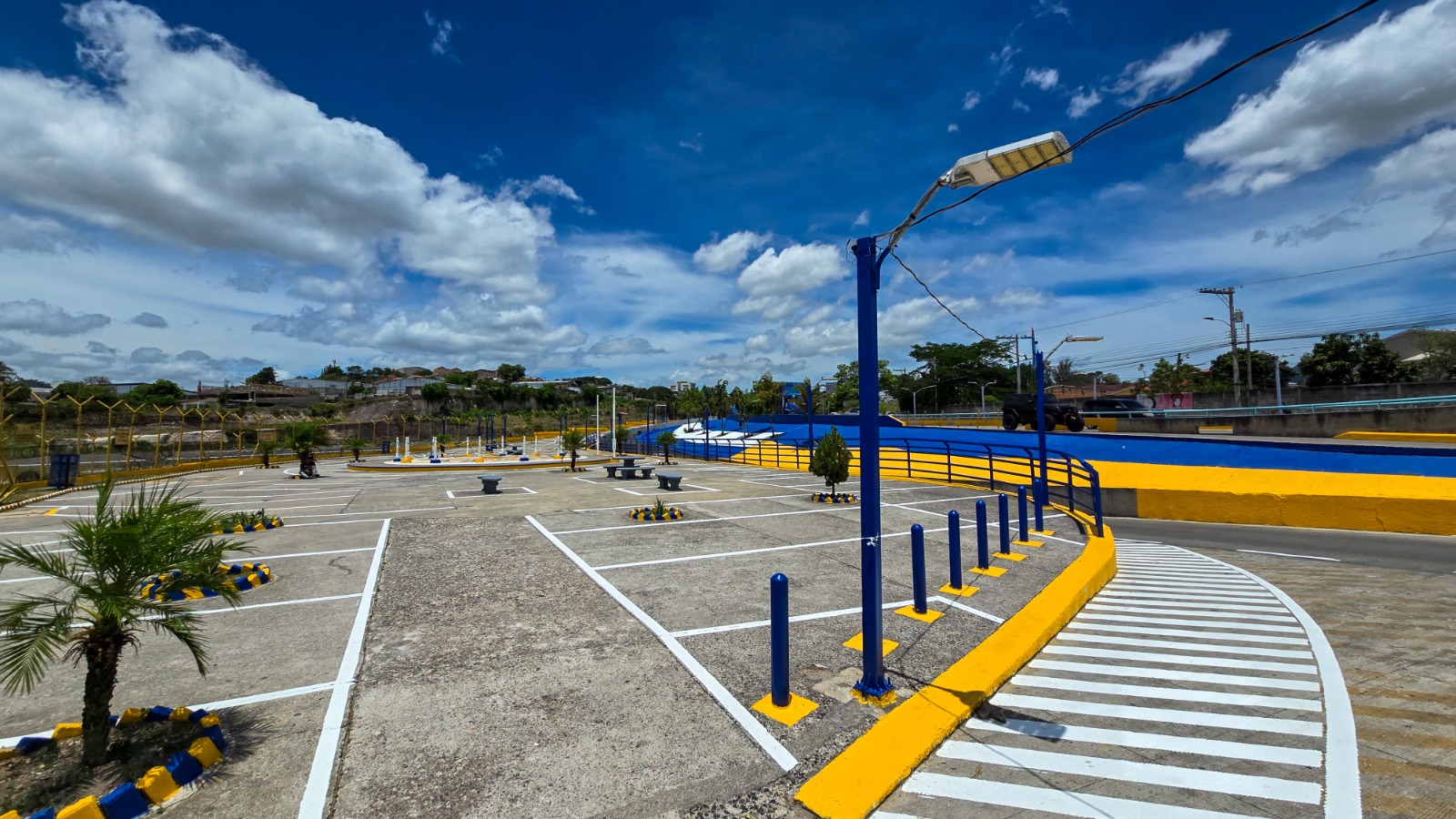 Imagen de galería de AMDC interviene la Plaza Isy Obed Murillo para mejorar su imagen y seguridad
