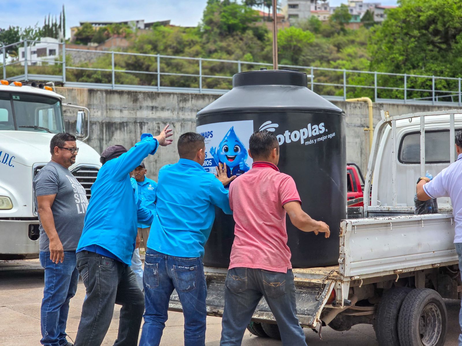 Imagen de galería de Alcaldía entrega más de 500 tanques de agua a escuelas del Distrito Central