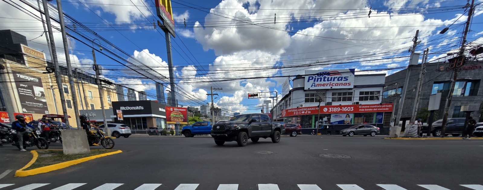 Imagen de galería de AMDC impulsa proyecto de semaforización inteligente para modernizar la movilidad urbana en el Distrito Central