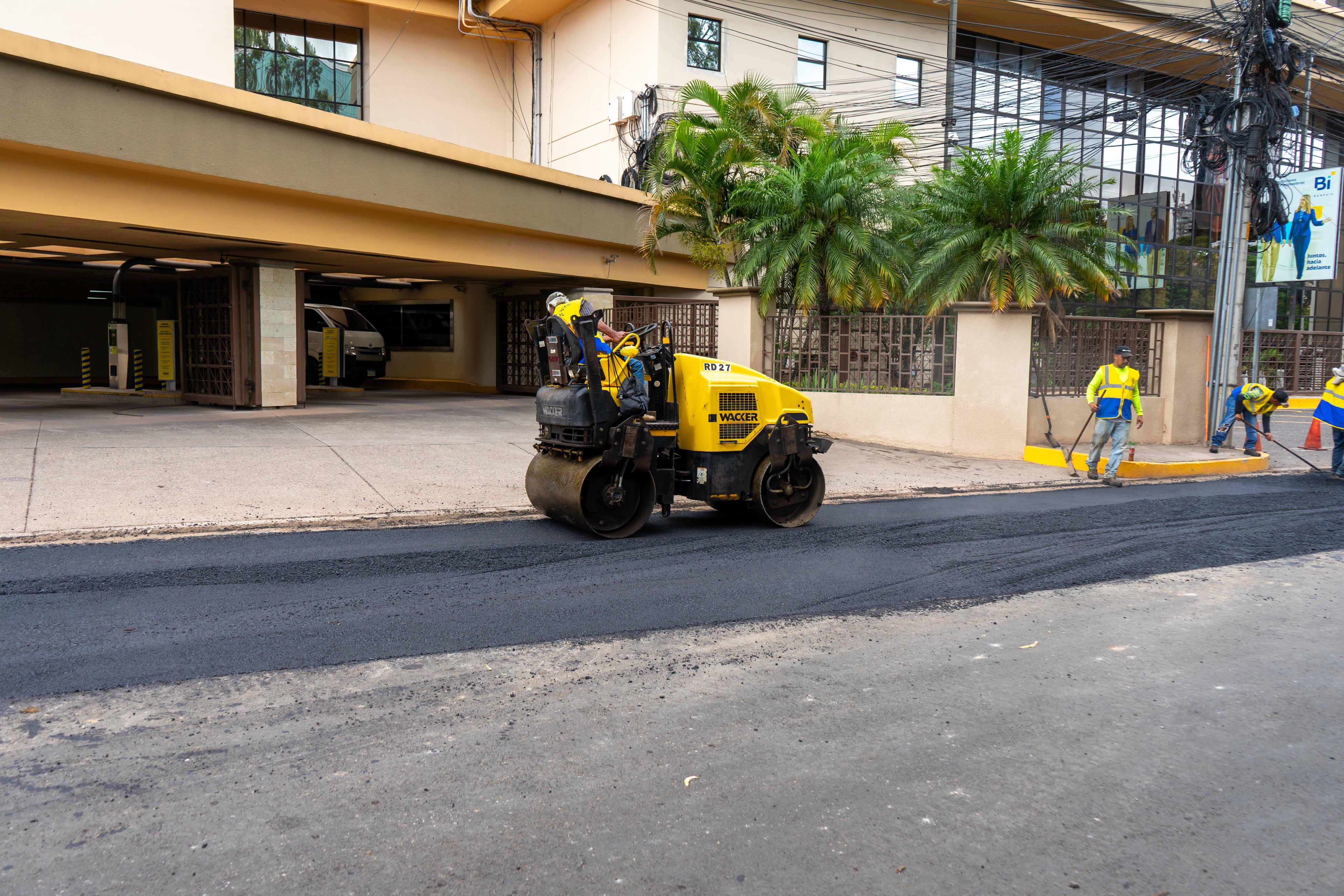 Imagen de galería de Alcaldía intensifica bacheo y rehabilitación vial en sectores estratégicos de la capital