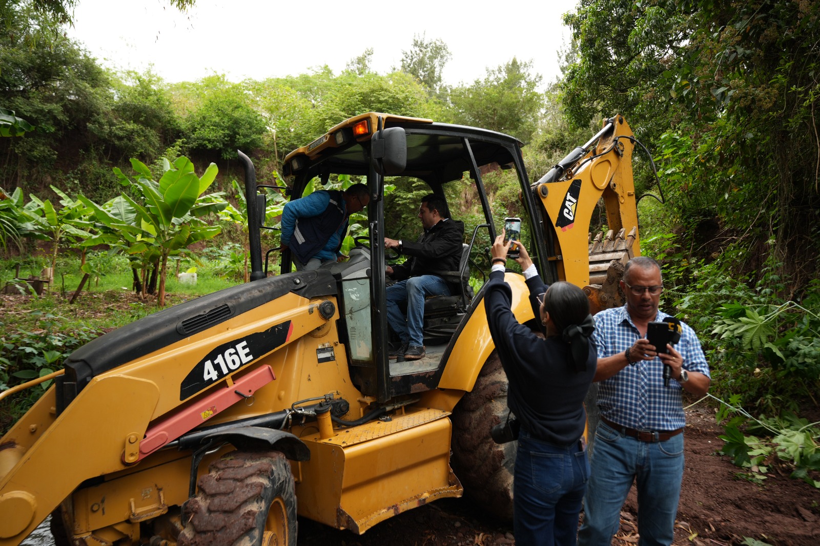 Imagen de galería de Alcalde Juan Diego Zelaya supervisa dragado en quebrada de la Villa Olímpica