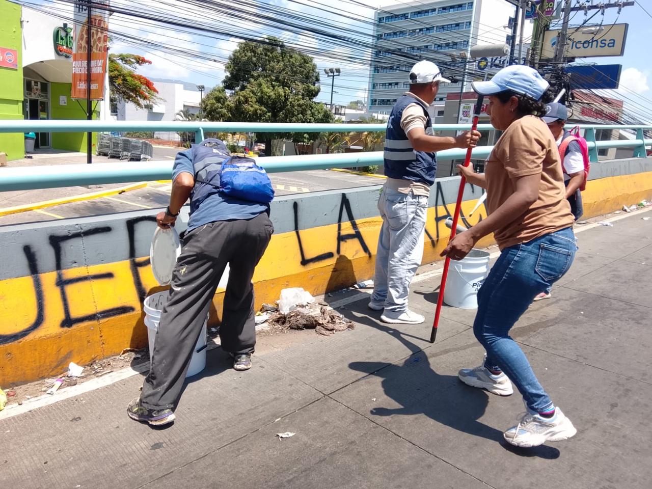 Imagen de galería de Alcaldía restaura espacios públicos tras marchas del 01 de mayo