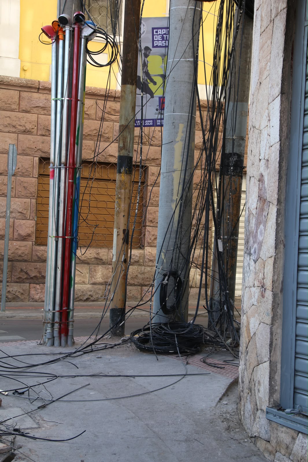 Imagen de galería de AMDC avanza en el ordenamiento del centro histórico con el retiro de postes y cableado obsoleto