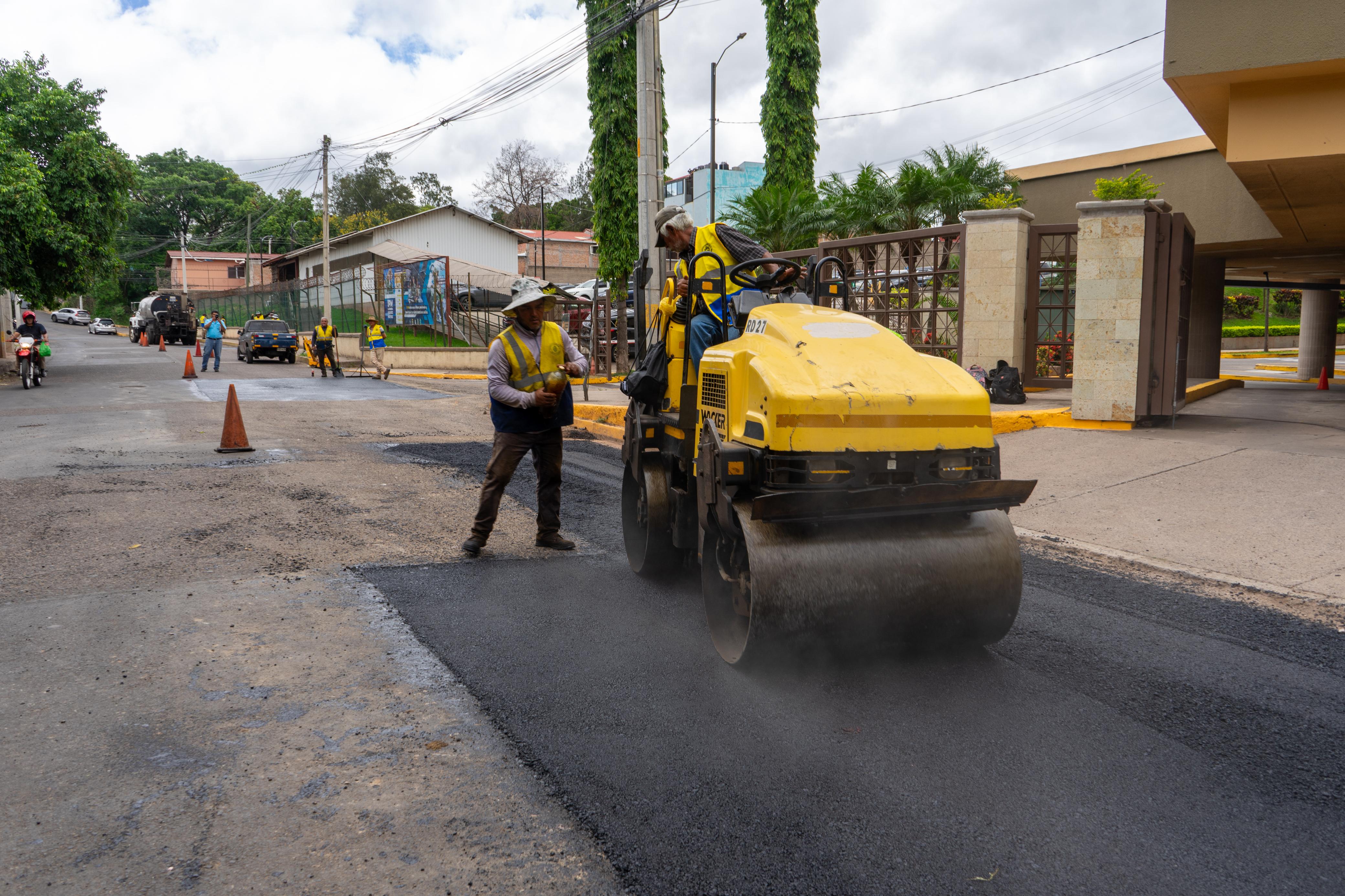 Imagen de galería de Alcaldía intensifica bacheo y rehabilitación vial en sectores estratégicos de la capital