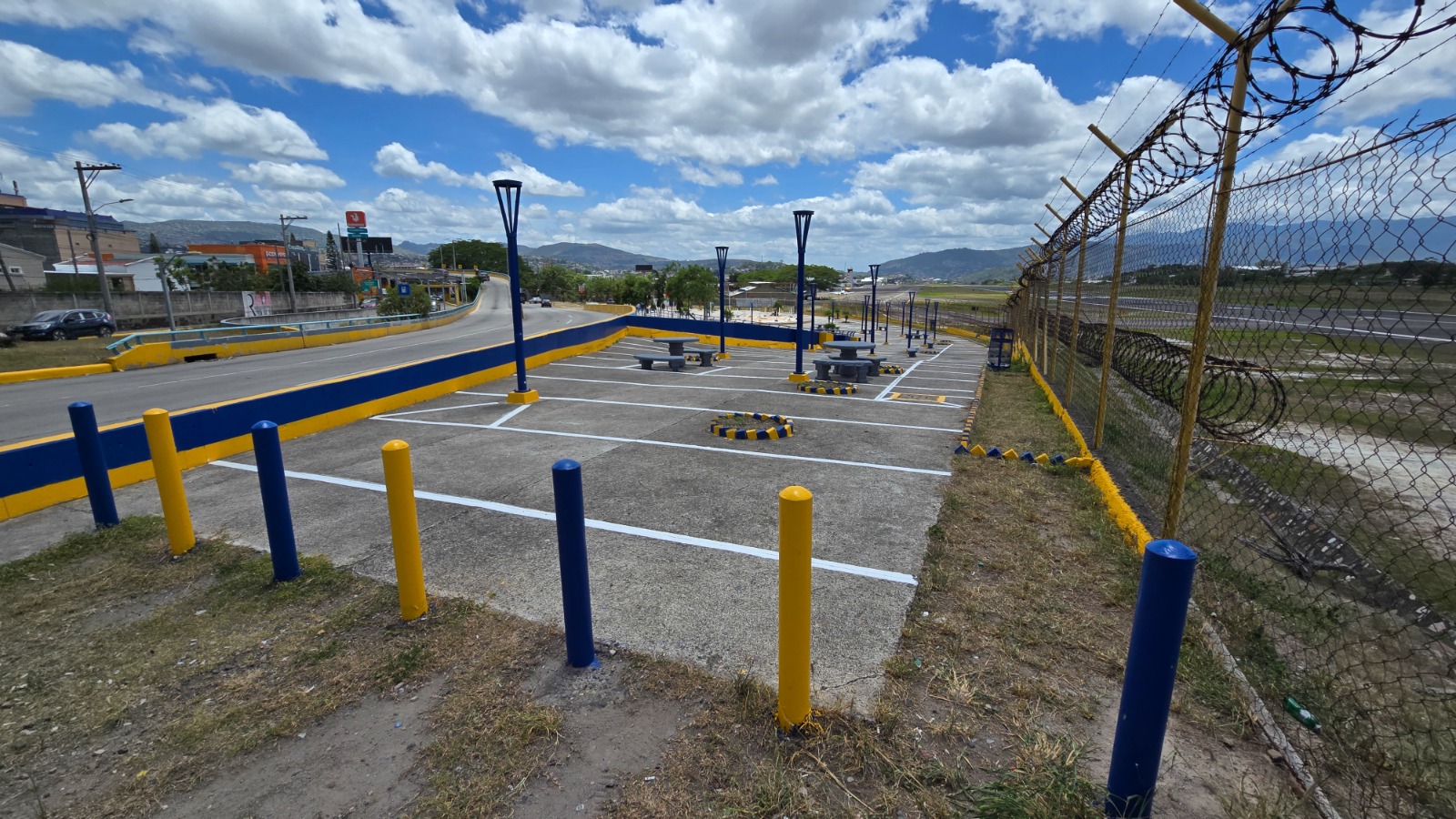 Imagen de galería de AMDC interviene la Plaza Isy Obed Murillo para mejorar su imagen y seguridad