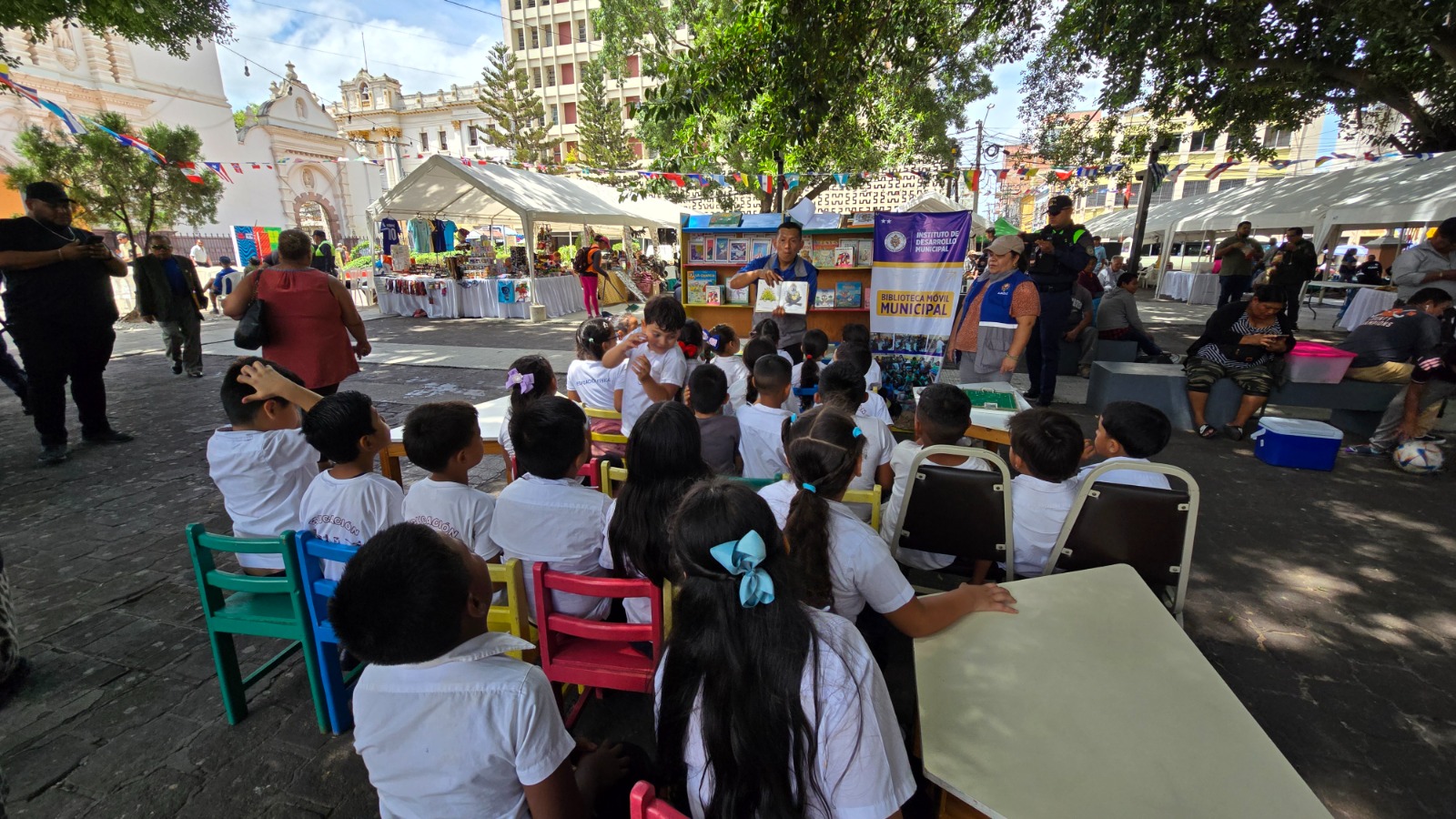 Imagen de galería de Alrededor de 400 niños disfrutan de la Biblioteca Municipal Móvil durante el FanFest Capital de Tu Pasión