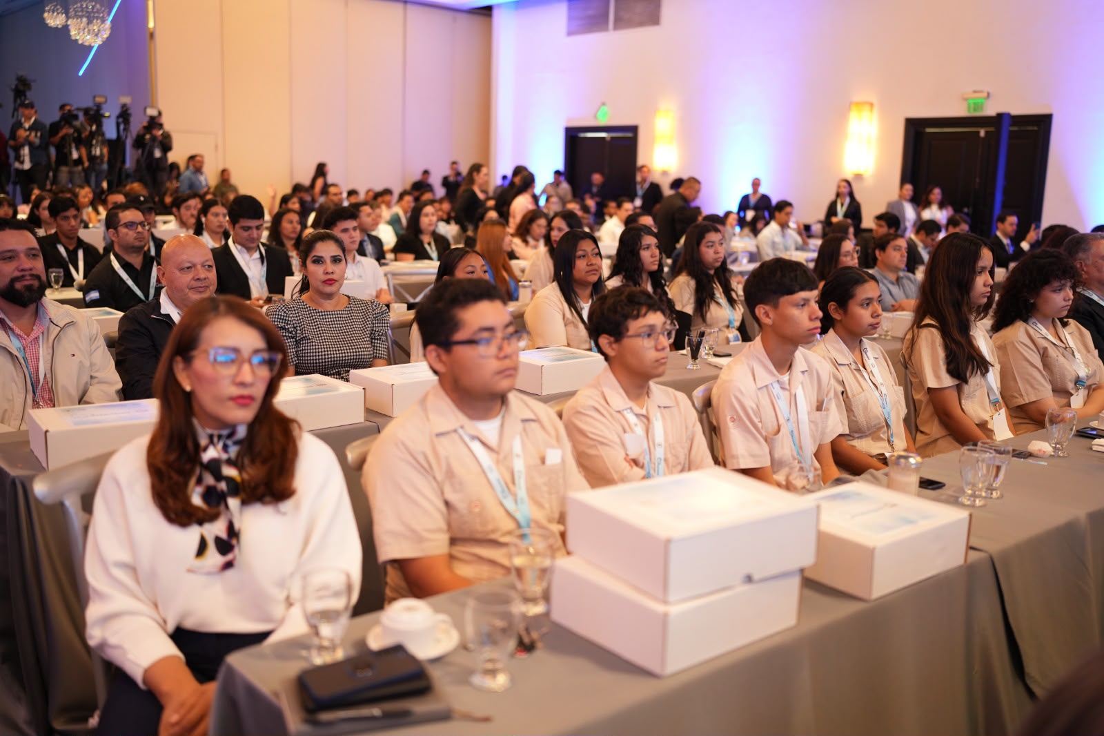Imagen de galería de Alcalde Juan Diego Zelaya impulsa la formación tecnológica con 15,000 becas de Amazon Web Services para desarrollar el talento digital en Honduras