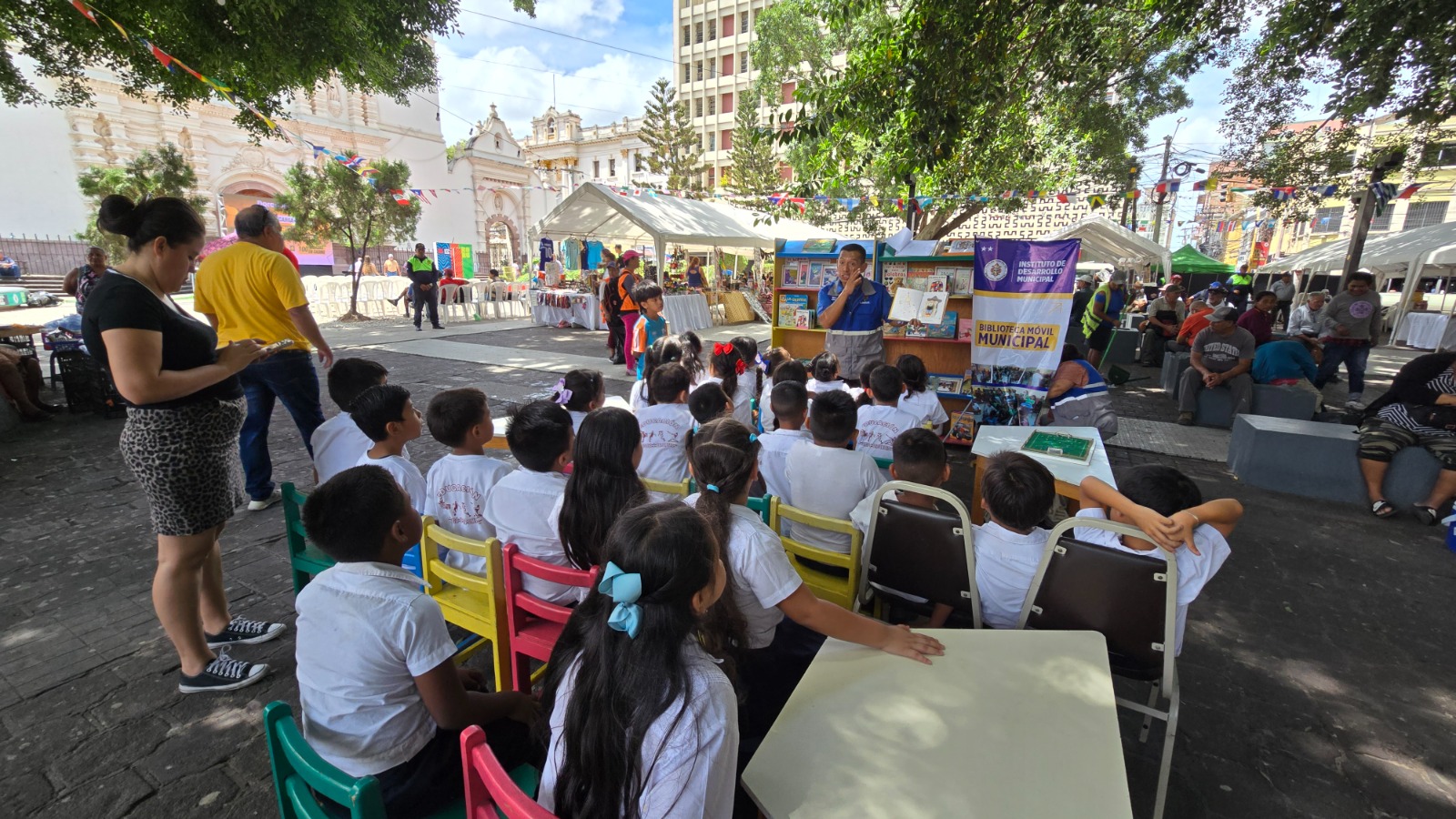 Alrededor de 400 niños disfrutan de la Biblioteca Municipal Móvil durante el FanFest Capital de Tu Pasión
