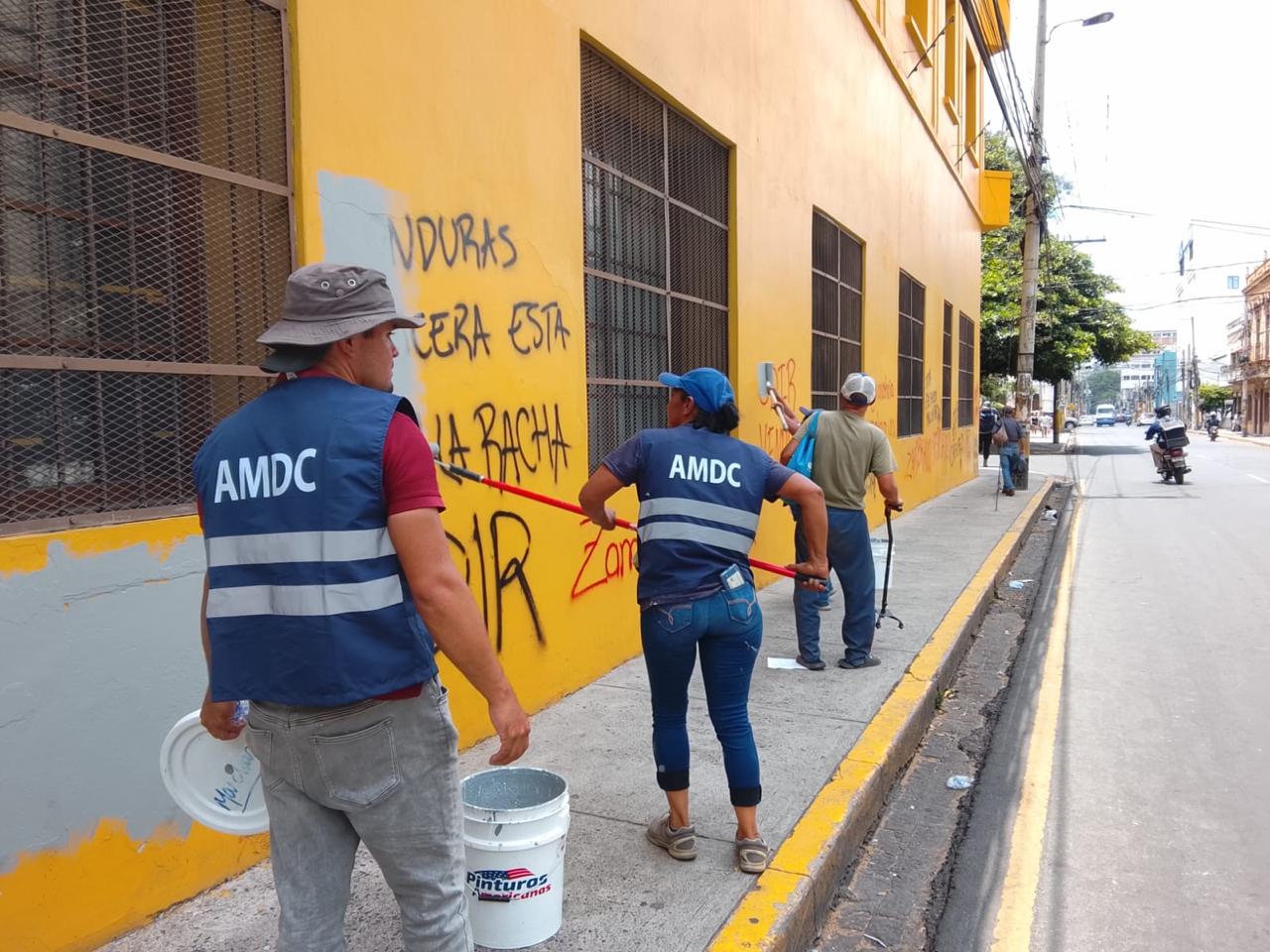 Alcaldía restaura espacios públicos tras marchas del 01 de mayo