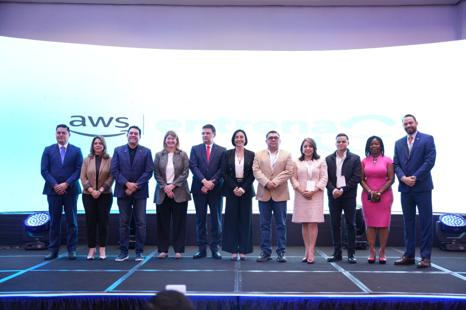 Alcalde Juan Diego Zelaya impulsa la formación tecnológica con 15,000 becas de Amazon Web Services para desarrollar el talento digital en Honduras
