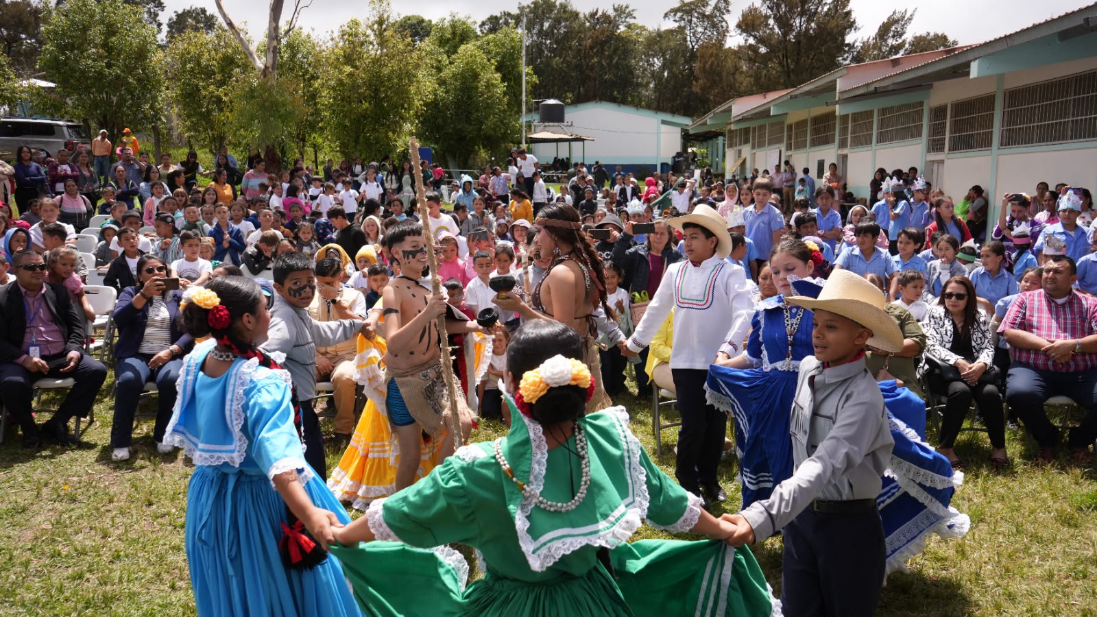 Alcaldía fomenta la lectura con homenaje a El Principito que reúne a más de 2,700 estudiantes