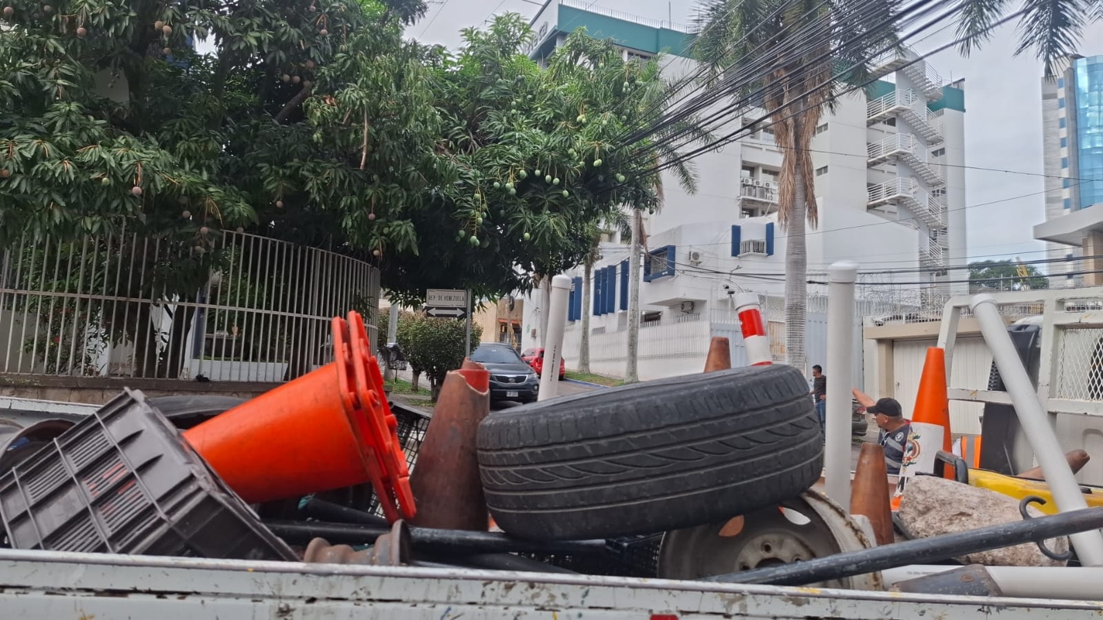 AMDC ejecuta intenso operativo de ordenamiento en Palmira y advierte que no permitirá cobros ilegales por estacionamiento